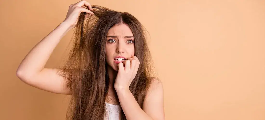 Czy ocet zmywa farbę z włosów? Sprawdź skuteczność i porady