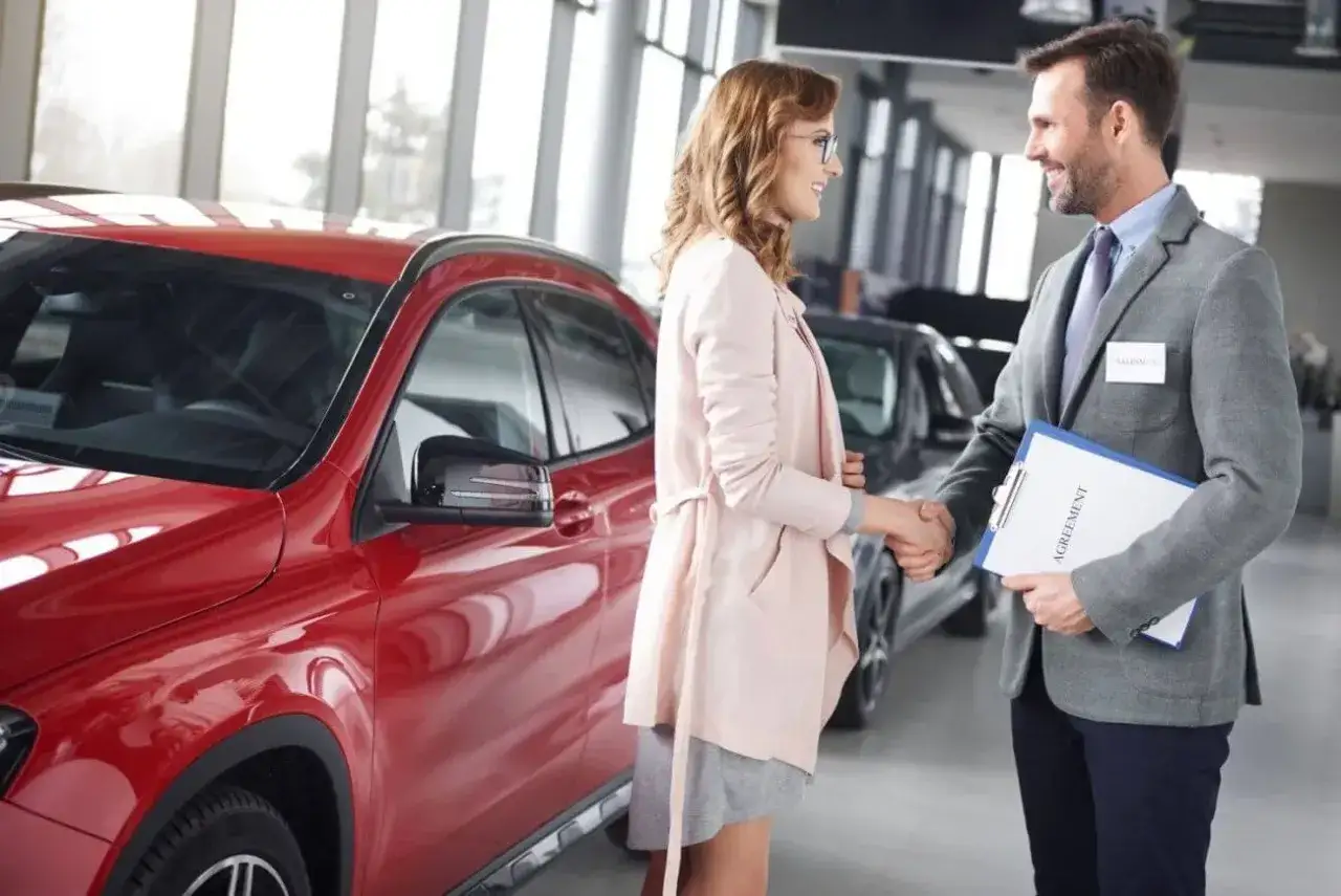 Ile zarabia dealer samochodowy? Odkryj wszystkie czynniki wpływające na wynagrodzenie.