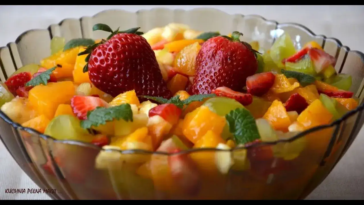 Jak się robi sałatkę owocową, która zachwyci Twoich gości?