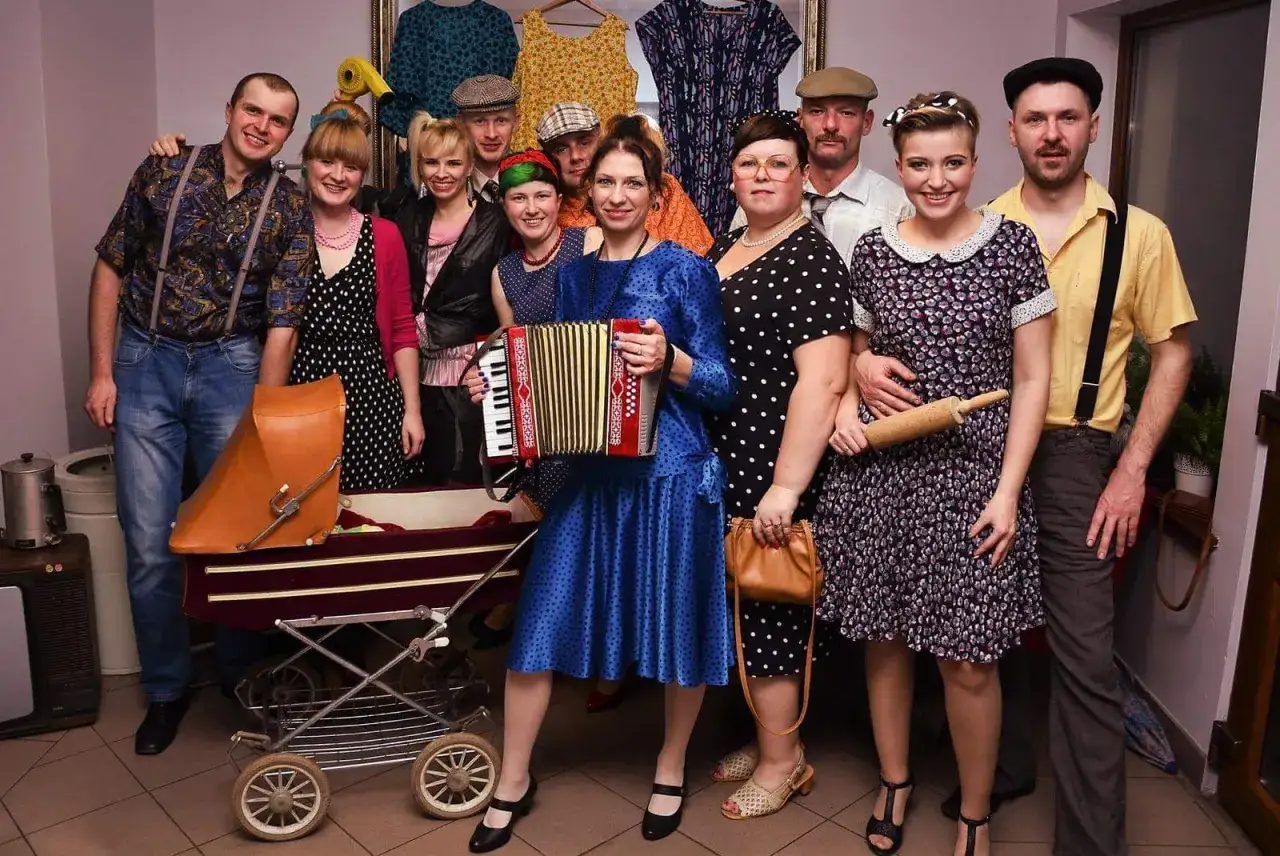 Impreza PRL: Przewodnik po modzie, menu i dekoracjach