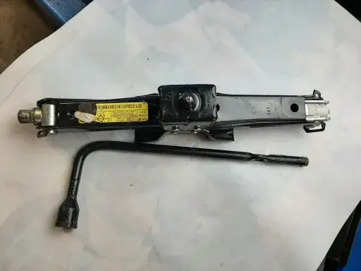 Gdzie jest lewarek w Renault Trafic? Znajdź go łatwo i szybko