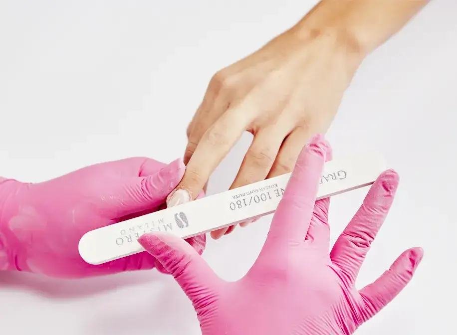 Skuteczne sposoby na ściągnięcie żelu z paznokci w domu