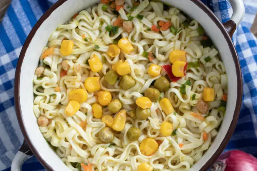 Jak zrobić sałatkę z zupek chińskich - prosta i smaczna receptura