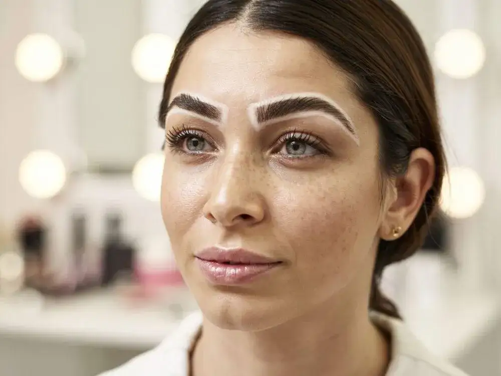 Ile czasu trwa makijaż permanentny brwi? Poznaj wszystkie etapy i czas trwania