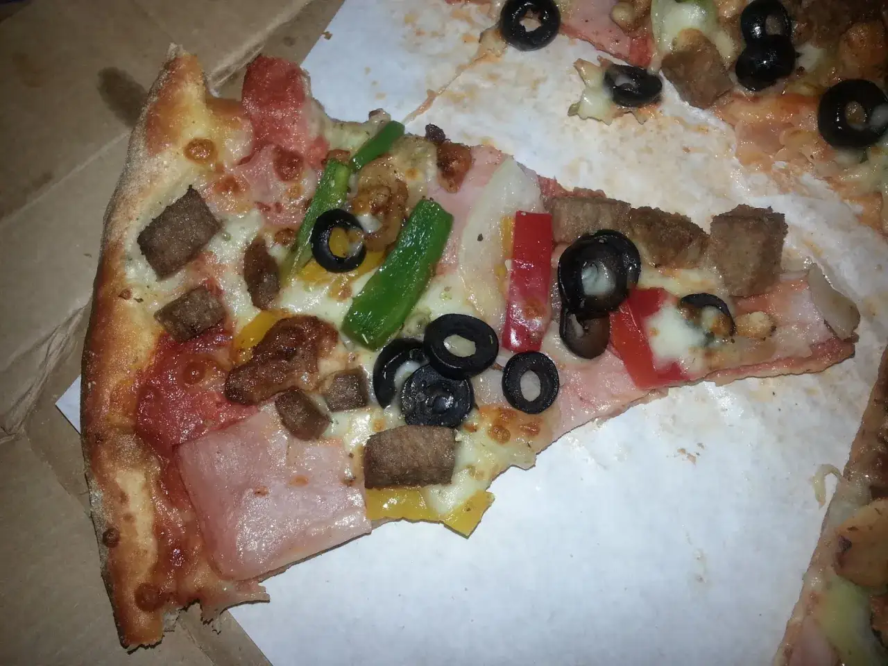 Średnia pizza Domino's – ile cm ma idealna porcja dla Ciebie?