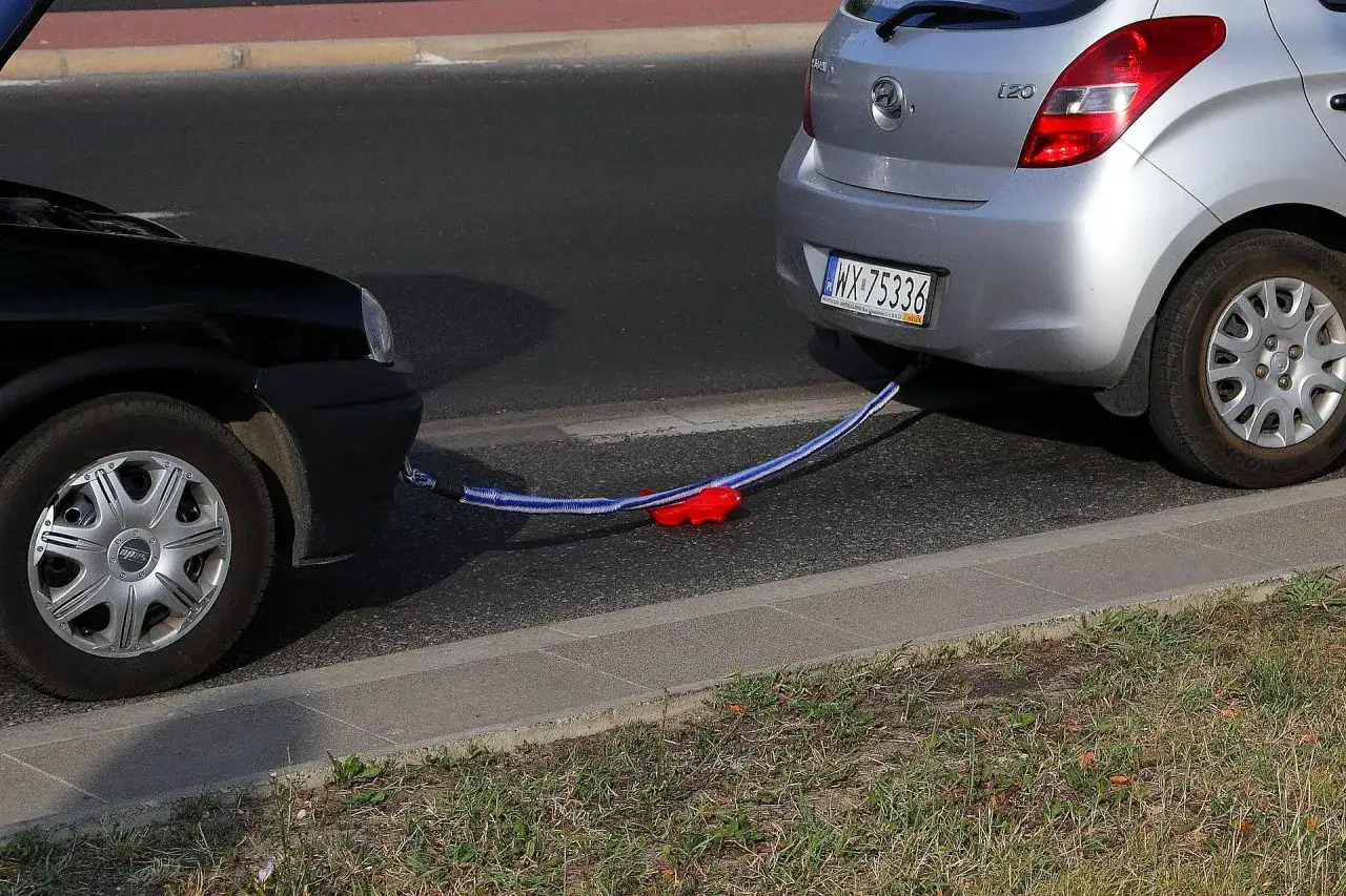 Dwa samochody połączone linką holowniczą. Czy można holować samochód na drodze ekspresowej? To pytanie zadaje sobie wielu kierowców.