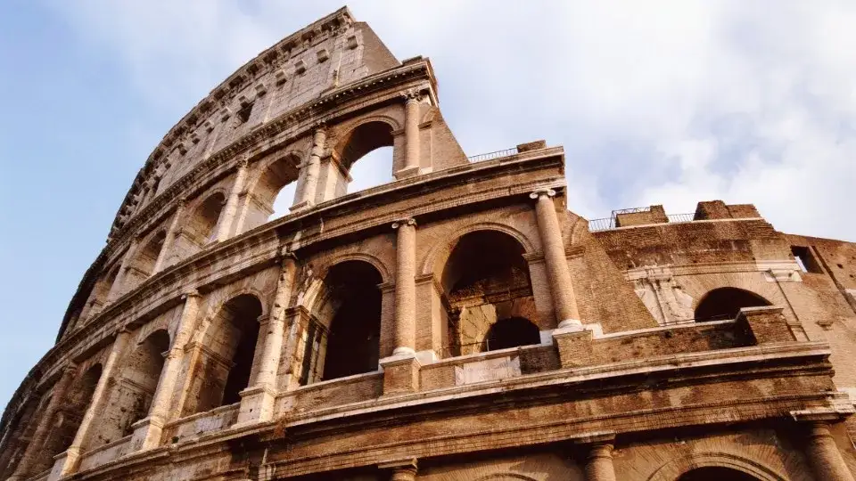 Dlaczego koloseum jest atrakcyjne dla turystów - odkryj jego tajemnice