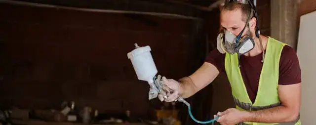 Jaką maskę do malowania natryskowego wybrać, by uniknąć zagrożeń?