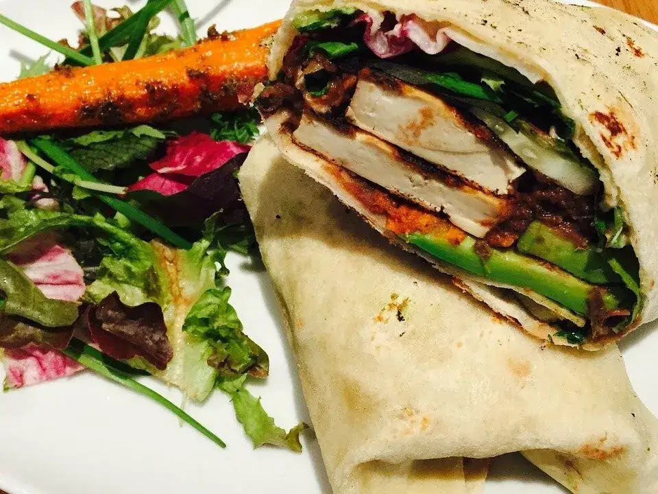 Kalte Hauptgerichte: Erfrischend, sättigend & einfach im Sommer