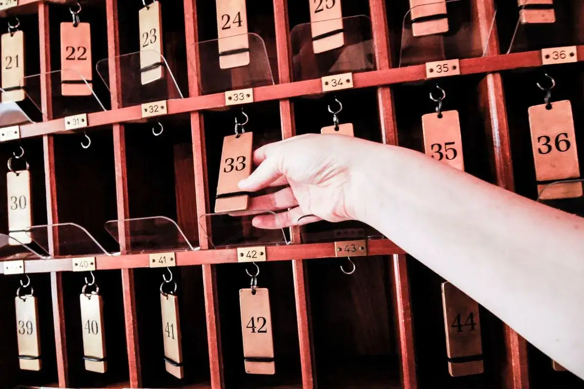 Czy wychodząc z hotelu zostawia się klucz? Sprawdź zasady i uniknij kosztów