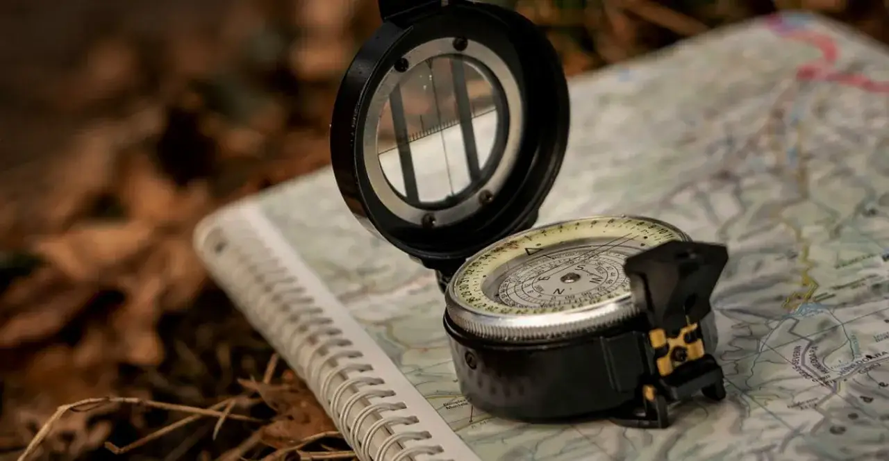 Kompas czy busola? Poznaj kluczowe różnice i wybierz mądrze