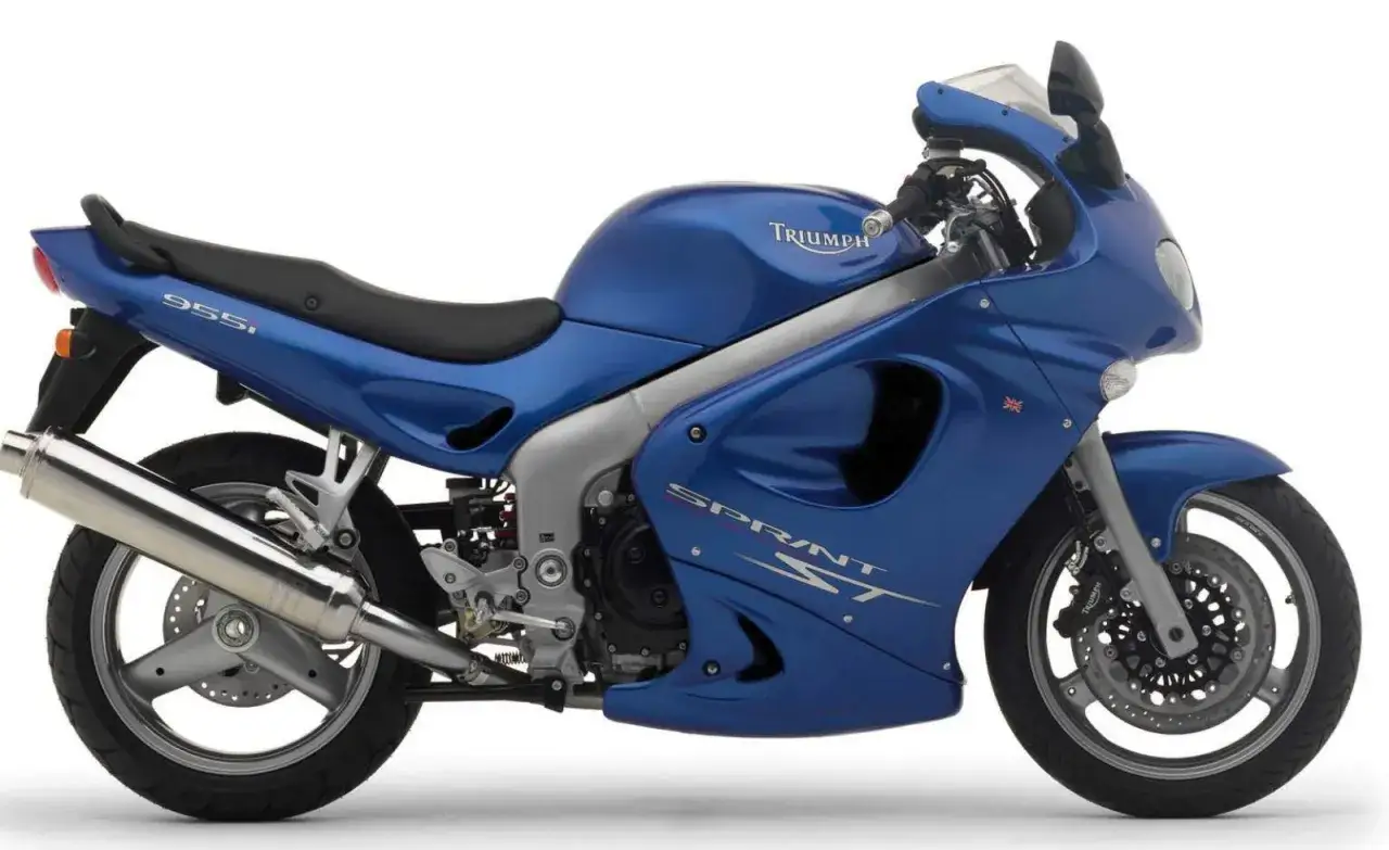 Niebieski motocykl turystyczny Triumph Sprint ST 955i gotowy na długie trasy.