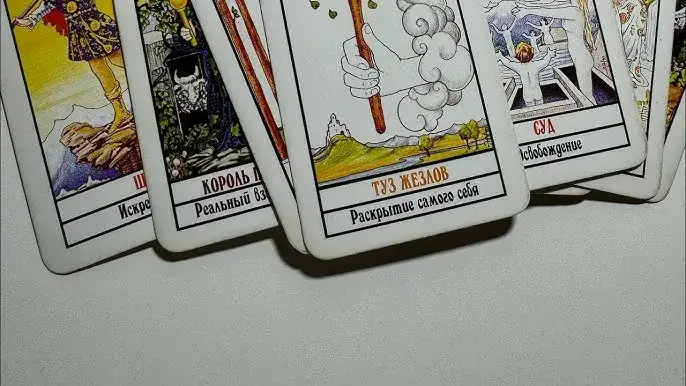 Czy on za mną tęskni? Interpretacja tarota i emocje w niepewnych relacjach