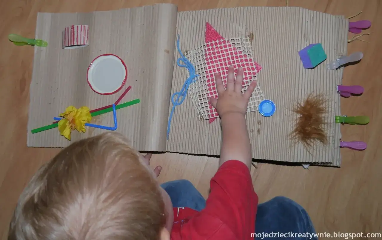 Książeczka sensoryczna DIY: stwórz bezpieczną zabawkę dla malucha!