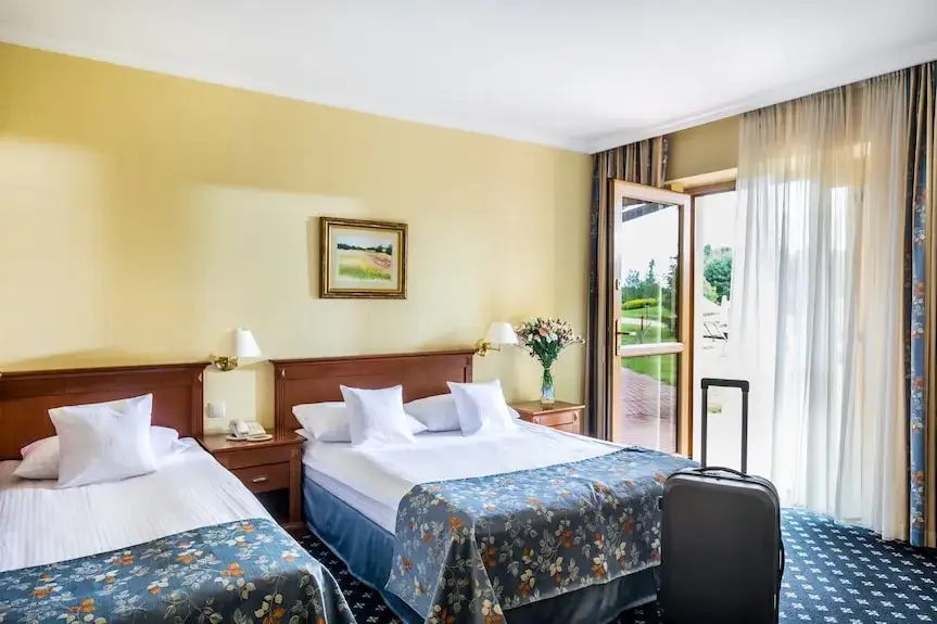 Hotel Ossa: 522 pokoje, SPA, konferencje. Co musisz wiedzieć?