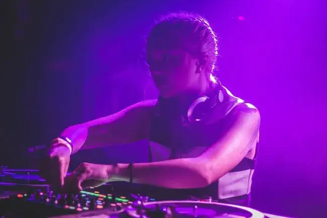 Słuchawki DJ-skie: Jak wybrać idealne? Poradnik i top modele