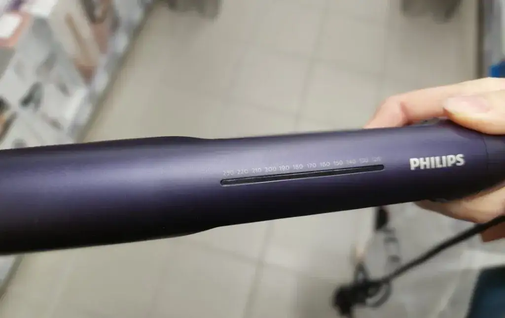 Jaką prostownicę wybrać, aby uniknąć zniszczenia włosów?