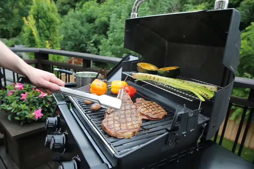 Jak kamień na grill zmienia Twoje grillowanie i poprawia smak potraw