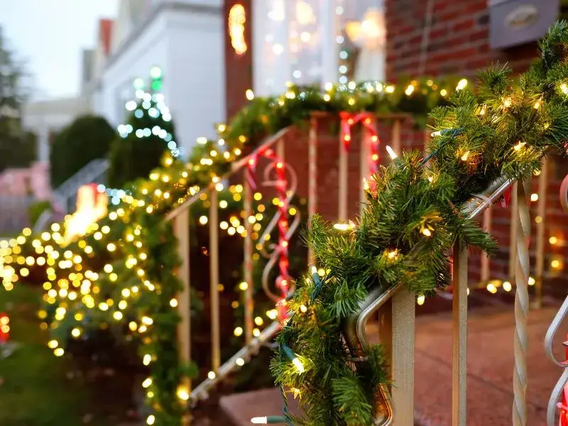 Jak ubrać schody na święta: kreatywne pomysły na dekoracje