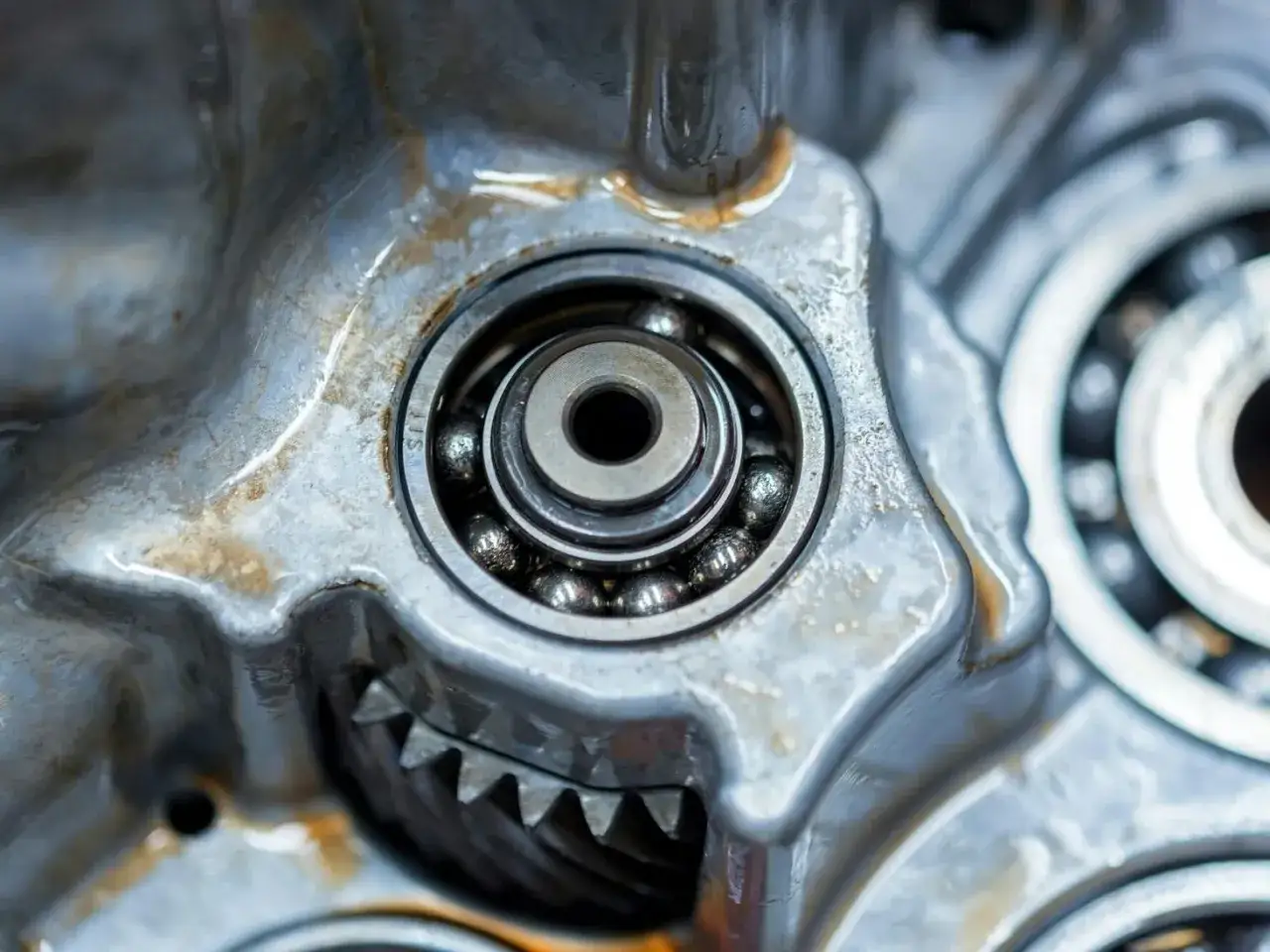 Jak odróżnić szum opon od szumu łożysk - nie daj się zaskoczyć hałasom