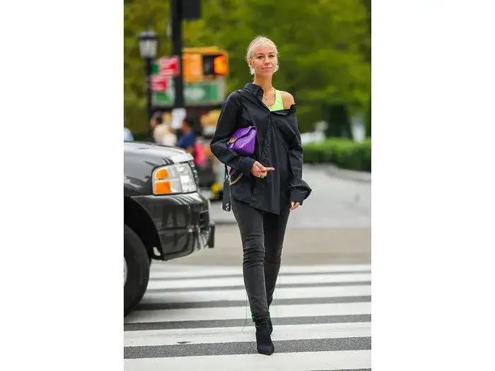 Czarna satynowa koszula – modne stylizacje na każdą okazję i porady, jak ją nosić