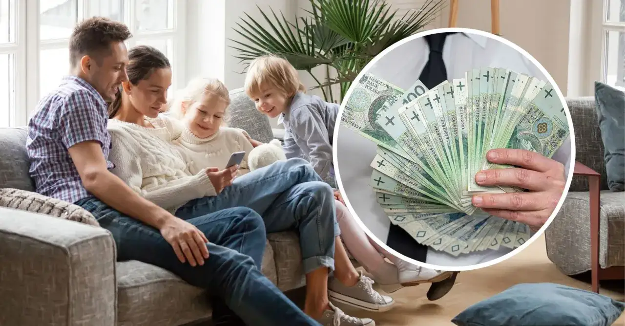 Rodzina na kanapie ogląda telefon, obok stos polskich banknotów.