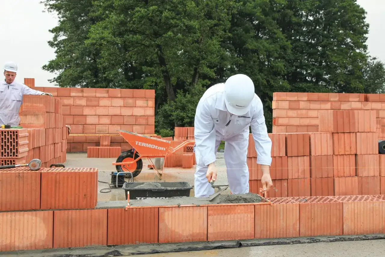 Ile zaprawy na m2 muru z pustaka? Sprawdź, jak uniknąć błędów