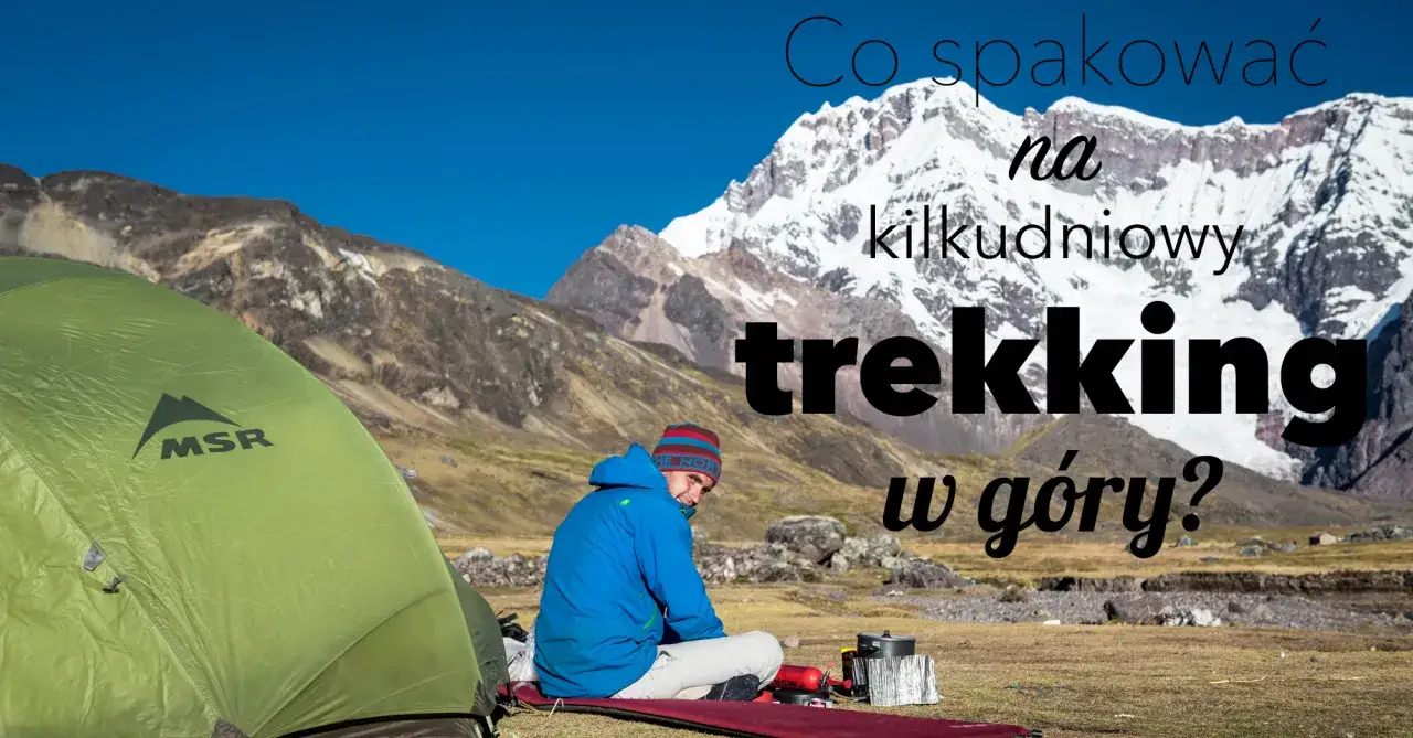 Co spakować na kilkudniowy trekking w góry? Rozstawiony namiot, turysta w górskim krajobrazie.