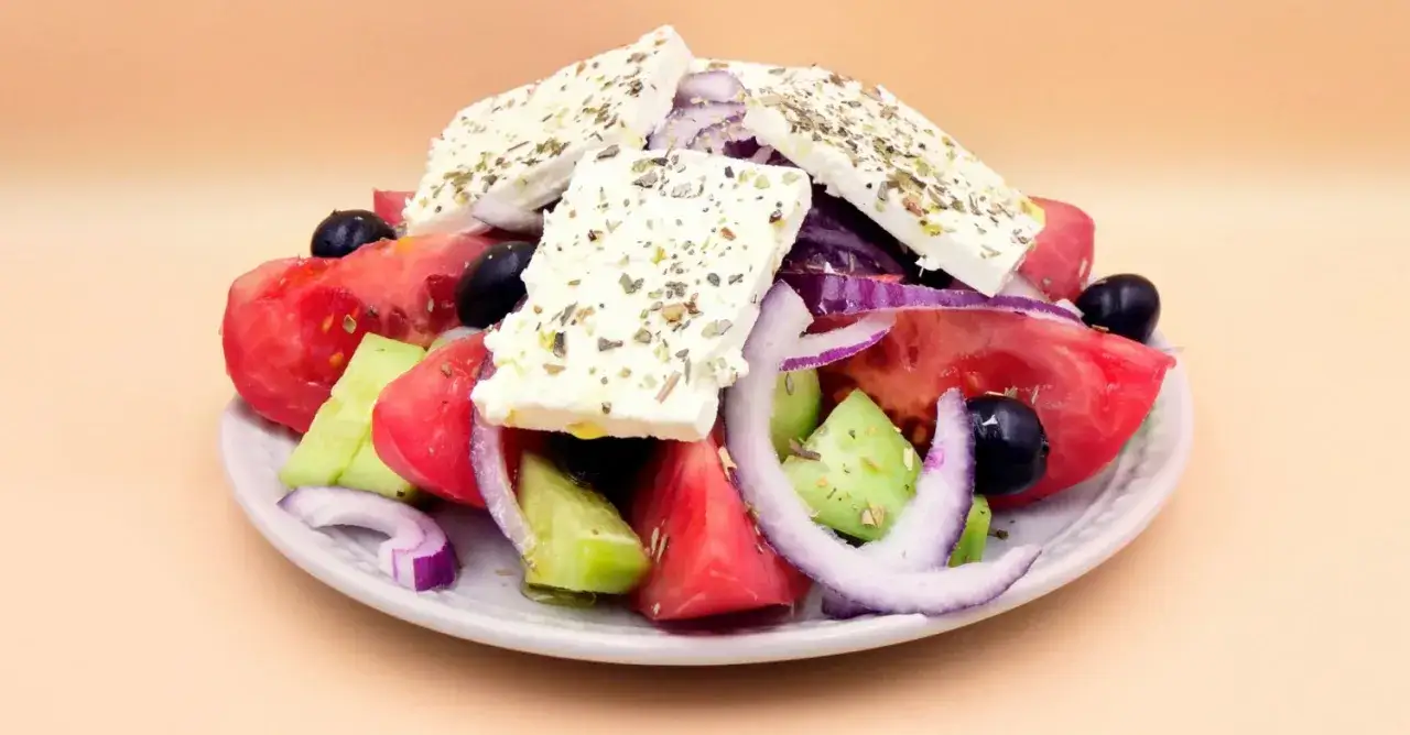 Sałatka grecka ile kcal - poznaj kaloryczność różnych wersji