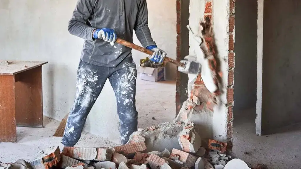 Ile kosztuje wyburzenie budynku gospodarczego? Sprawdź ukryte koszty