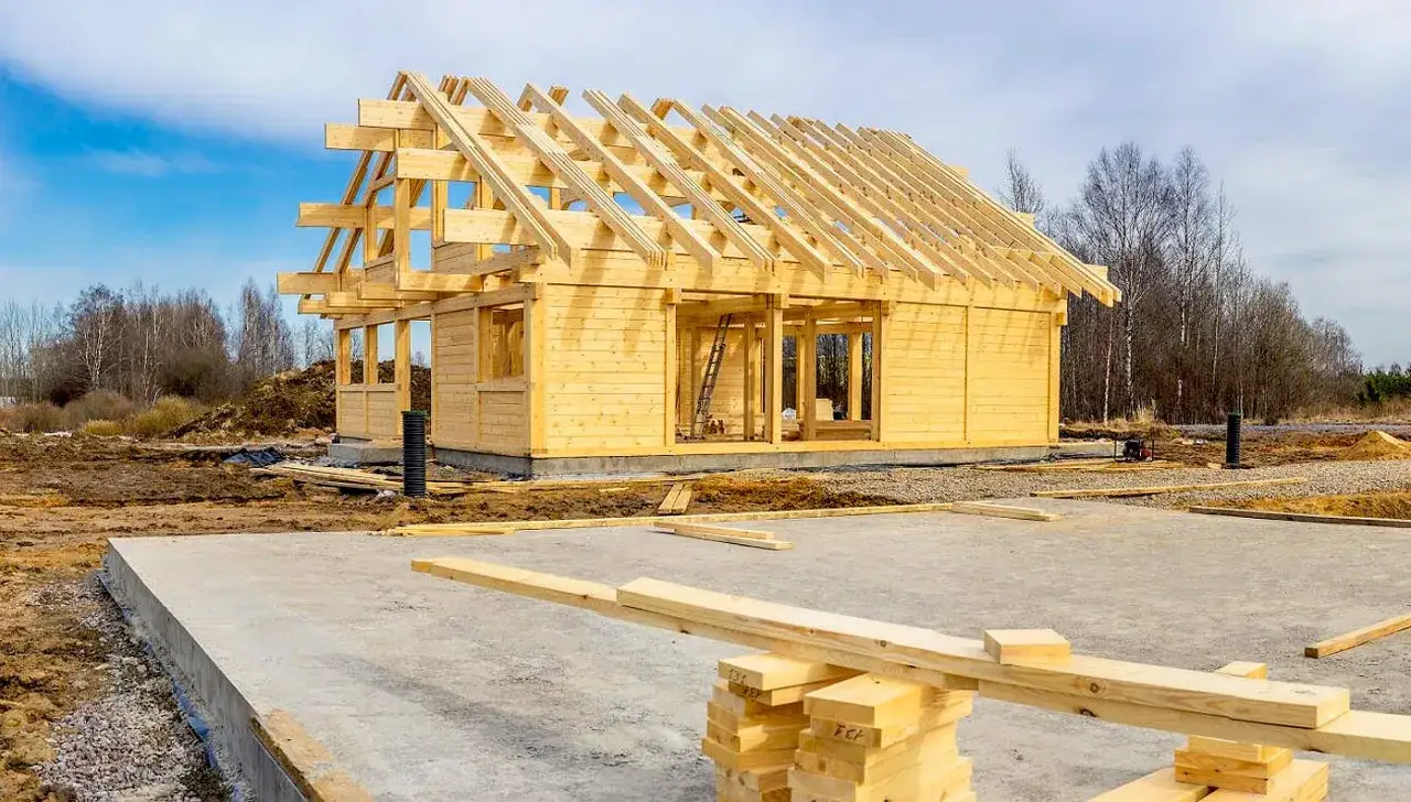 Ile kosztuje budowa domu drewnianego pod klucz? Sprawdź, co wpływa na ceny