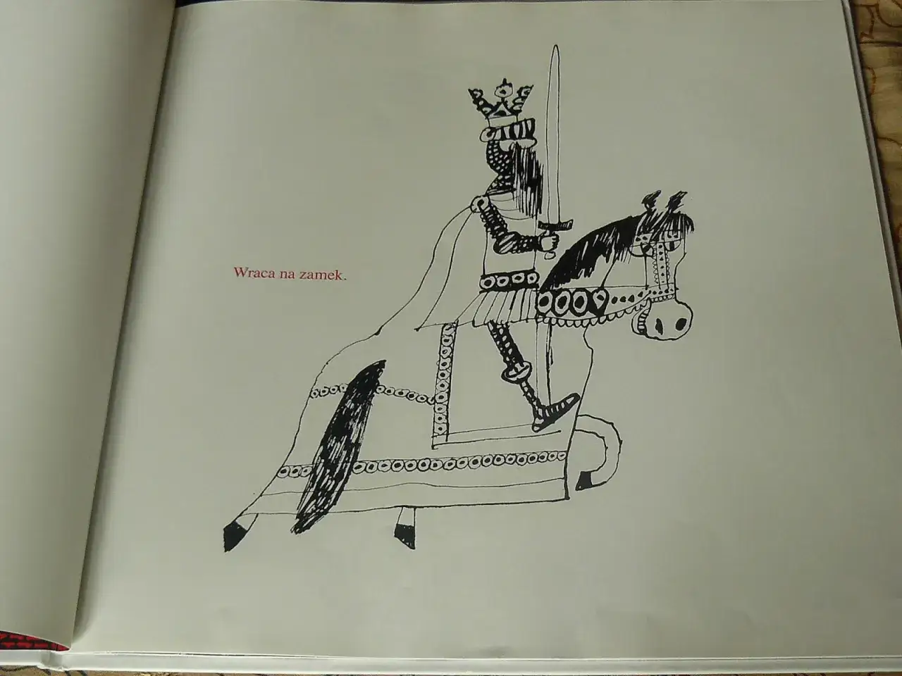 Ilustracja czarno-biała: król na koniu z mieczem, w koronie.