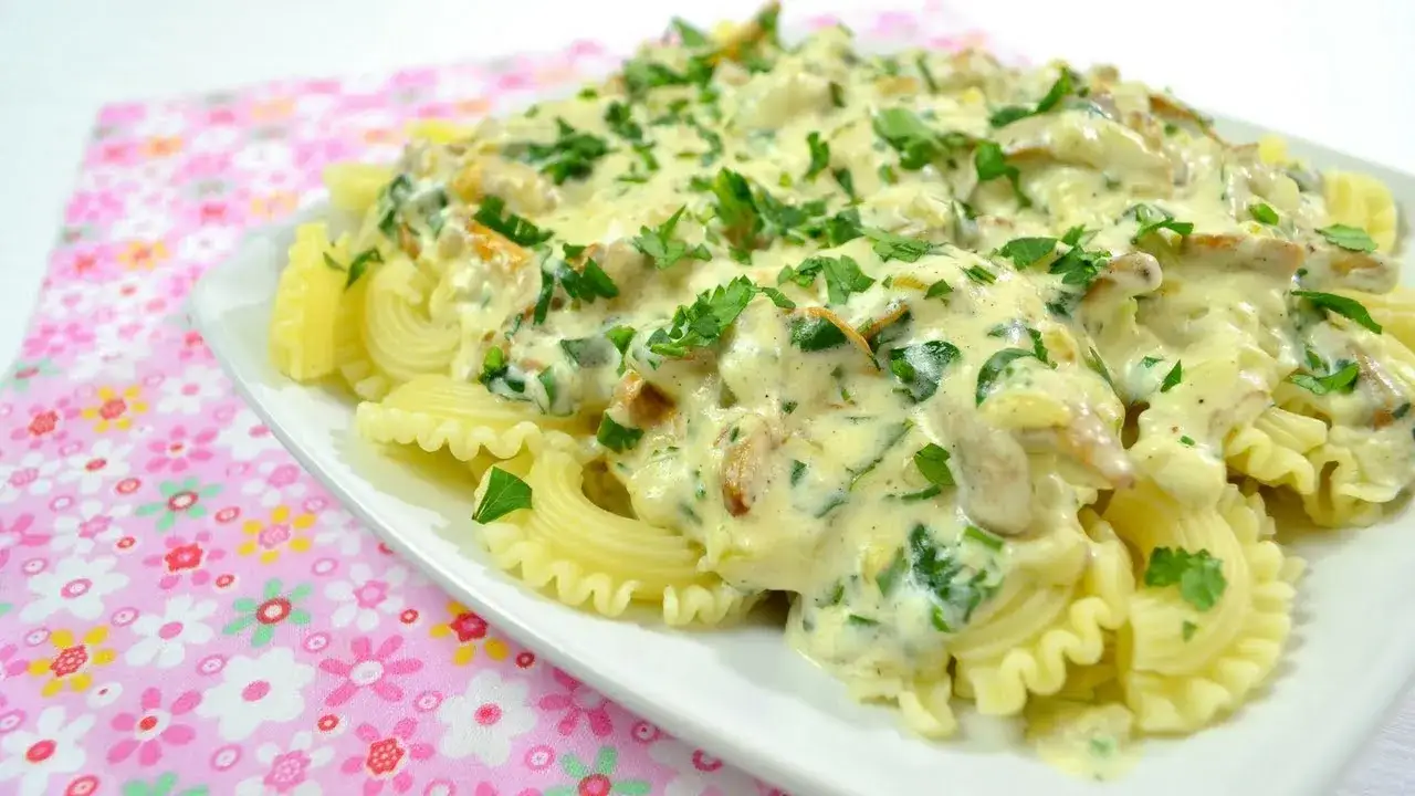 Makaron penne z kurkami w sosie śmietanowym - łatwy przepis na obiad