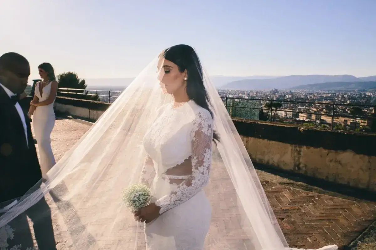 Suknie ślubne Kim Kardashian: Ikona stylu. Jak znaleźć swoją?