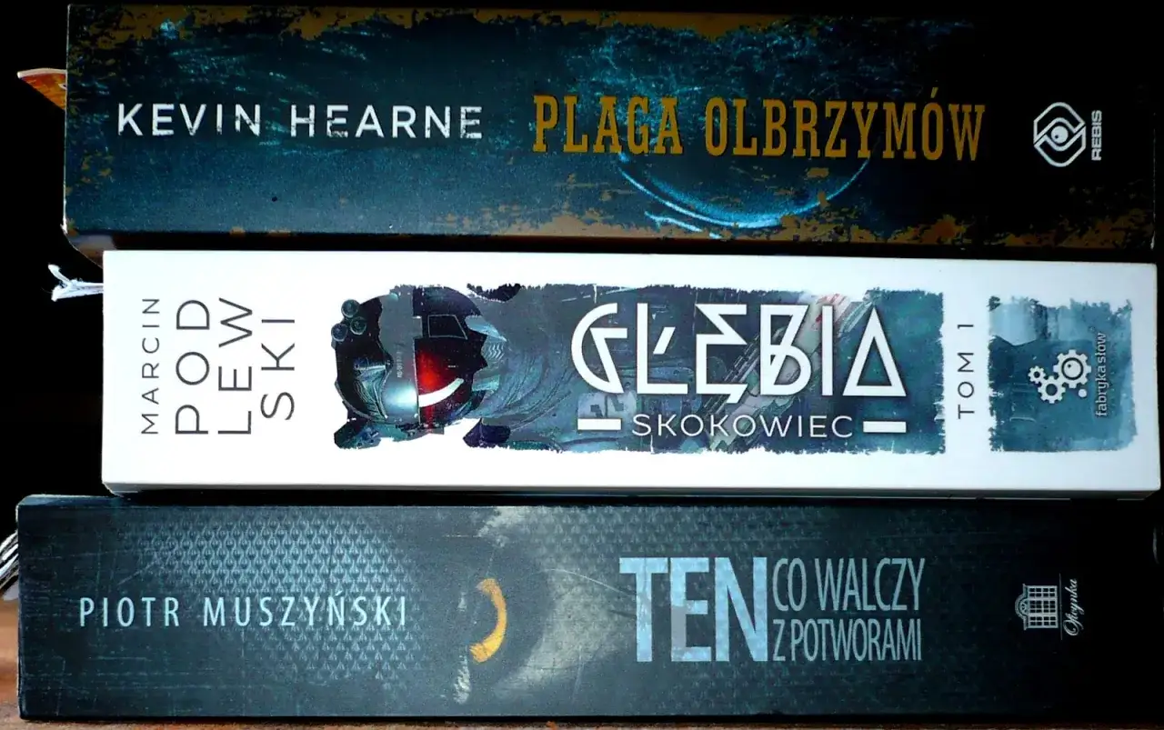Wstęp do książki "Plaga Olbrzymów" Kevina Hearne'a, "Głębia" Marcina Podlewskiego i "Ten co walczy z potworami" Piotra Muszyńskiego.