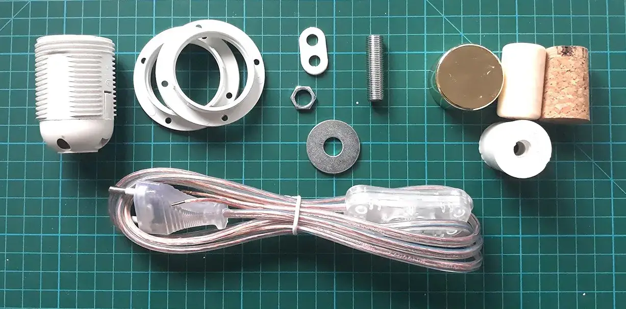 Jak zrobić lampę z butelki? DIY krok po kroku i inspiracje!