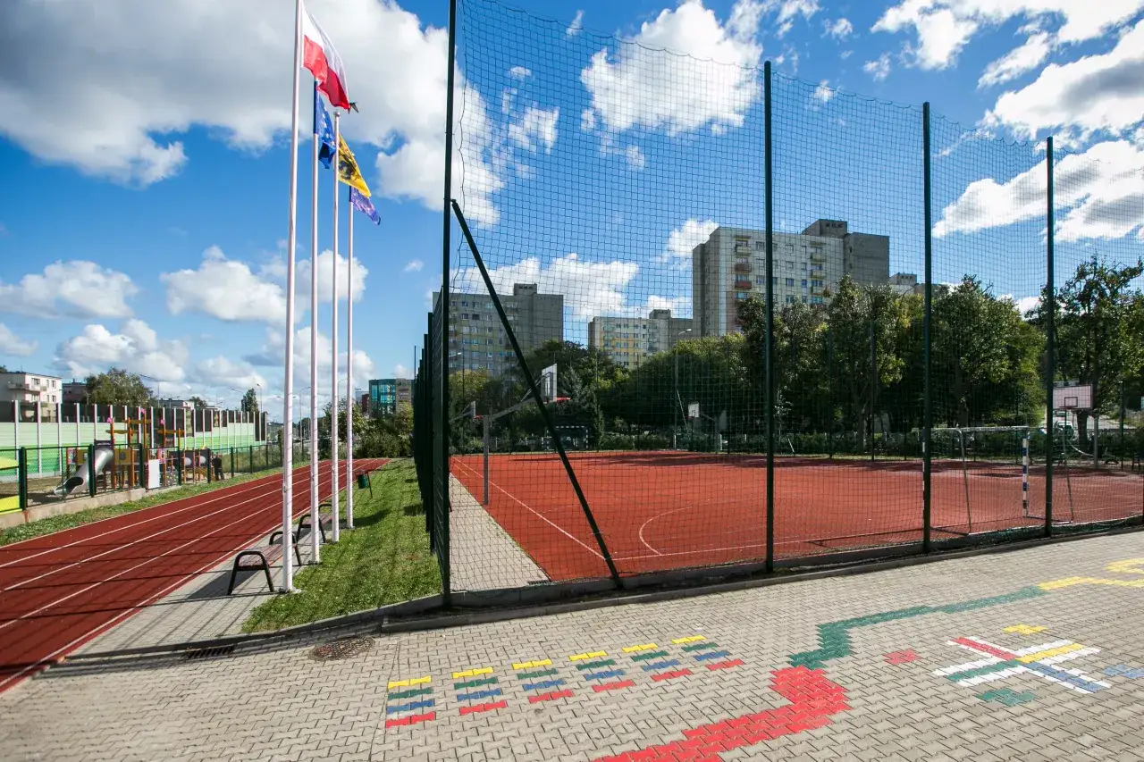 Ile metrów ma bieżnia wokół boiska szkolnego? Oto zaskakująca długość!