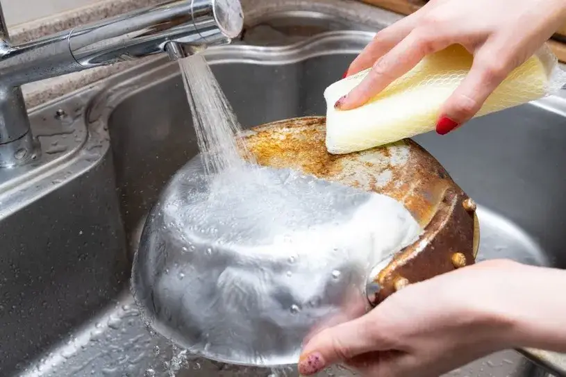 Skuteczne sposoby na czyszczenie patelni od spodu bez szorowania