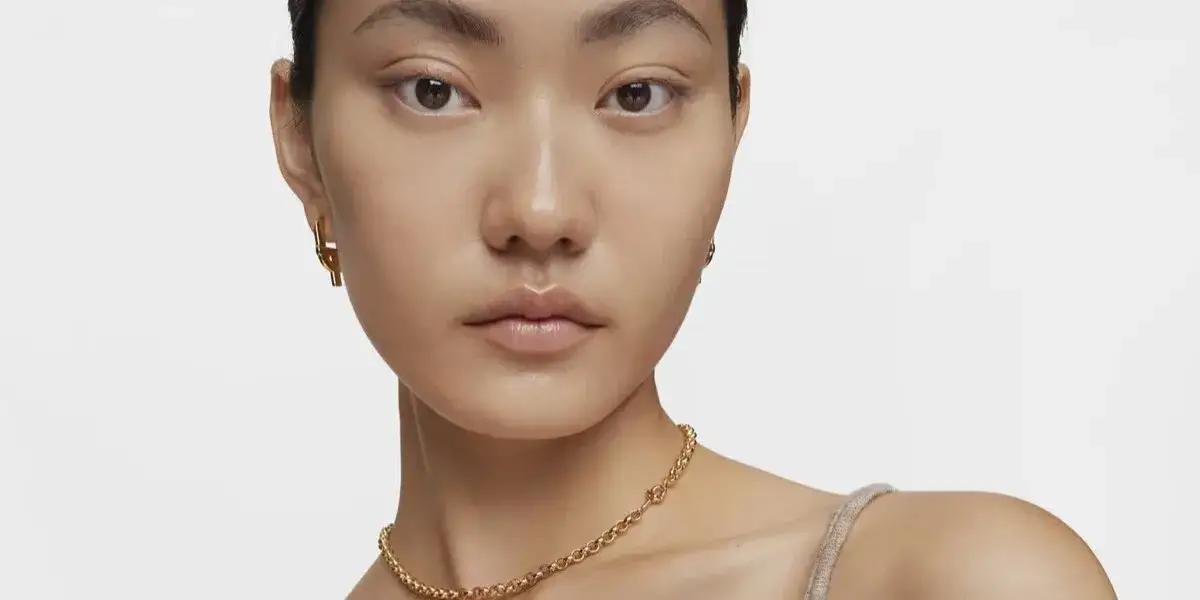 Dlaczego złote kolczyki czernieją w uszach? Odkryj przyczyny i rozwiązania