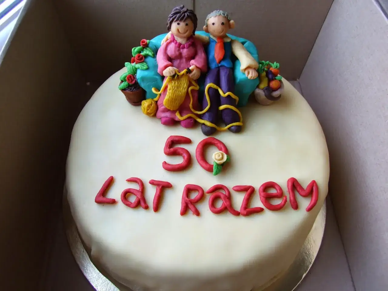 Jak udekorować tort na 50 rocznicę ślubu, aby zachwycić gości?