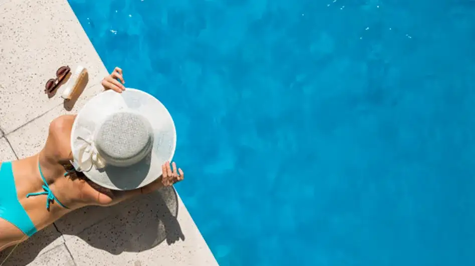 Co zabrać do hotelu z basenem, aby uniknąć nieprzyjemnych niespodzianek?
