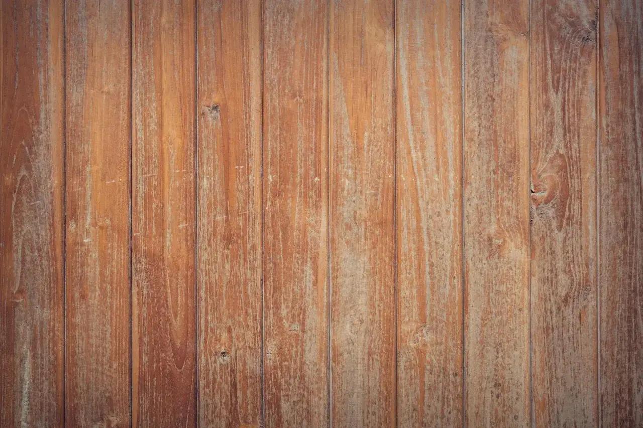 Drewniana deska, która czeka na olejowanie. Zastanawiasz się, ile schnie olej do drewna? Ta powierzchnia jest gotowa na kolejne warstwy.