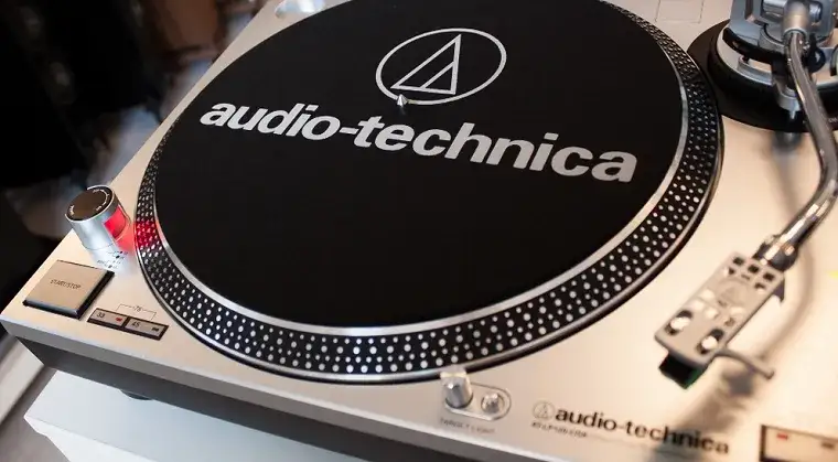 Elektronika na winylu: Jak zacząć kolekcję i gdzie kupować?