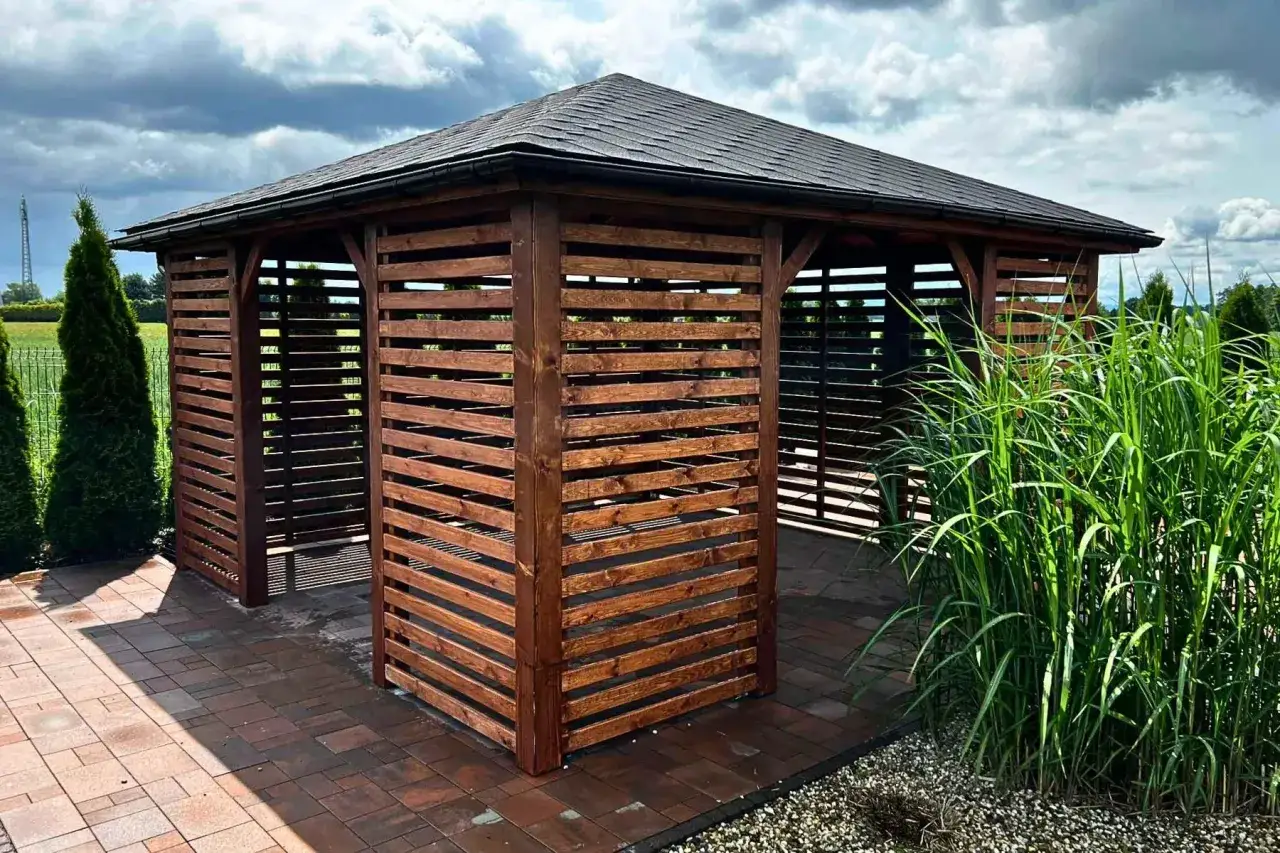 Altana w ogrodzie: kiedy budujesz bez formalności, a kiedy potrzebujesz zgłoszenia?