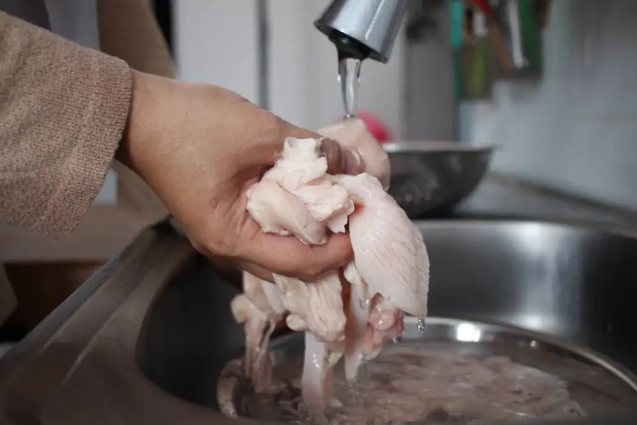Myjesz kurczaka? Sprawdź, dlaczego to błąd i jak to robić bezpiecznie