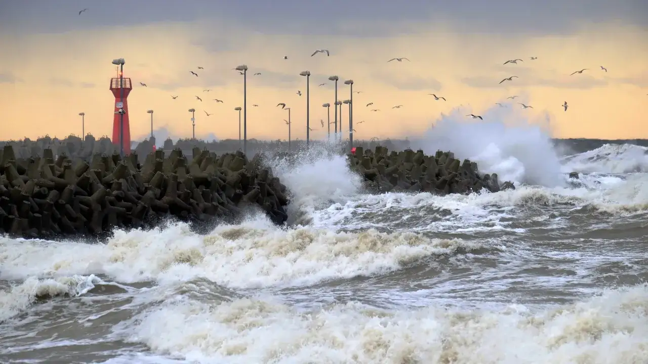 Czy jest sztorm na Bałtyku? Sprawdź aktualne ostrzeżenia i warunki