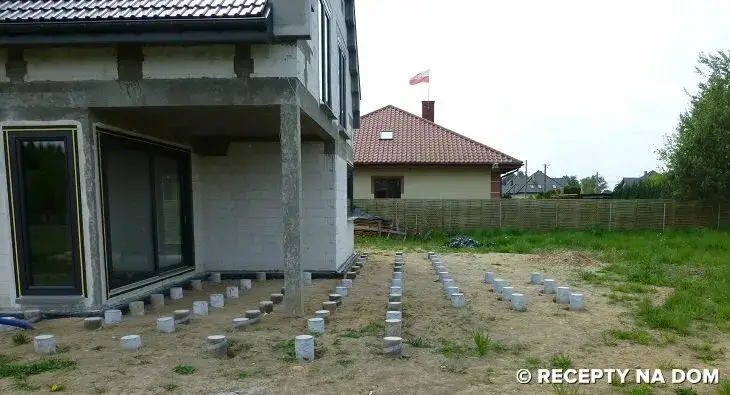 Głębokość słupków pod taras w Polsce: uniknij błędów i mrozu!