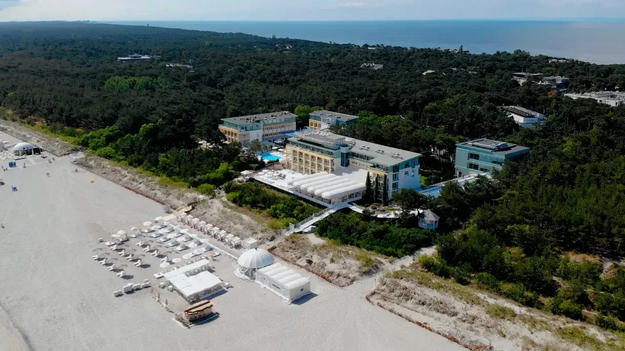 Hotel Bryza – ile ma lat i jak zmieniał się przez lata?