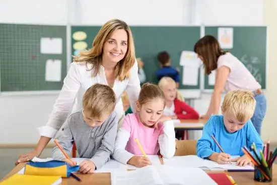 Czy pracownik niepedagogiczny może opiekować się uczniem w szkole?