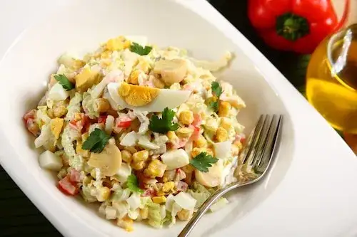 Jak zrobić sałatkę pekińską, aby zaskoczyć swoich gości smakiem